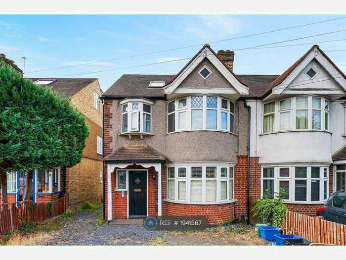 2 Bedroom Flat To Rent In Kneller Road, Twickenham, TW2
