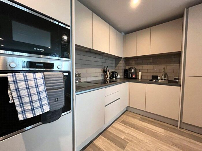 2 Bedroom Flat To Rent In Clementine Court, Dollis Park, London, N3