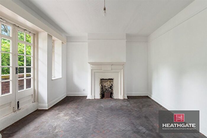 2 Bedroom Flat For Sale In Lyttelton Road, London, N2