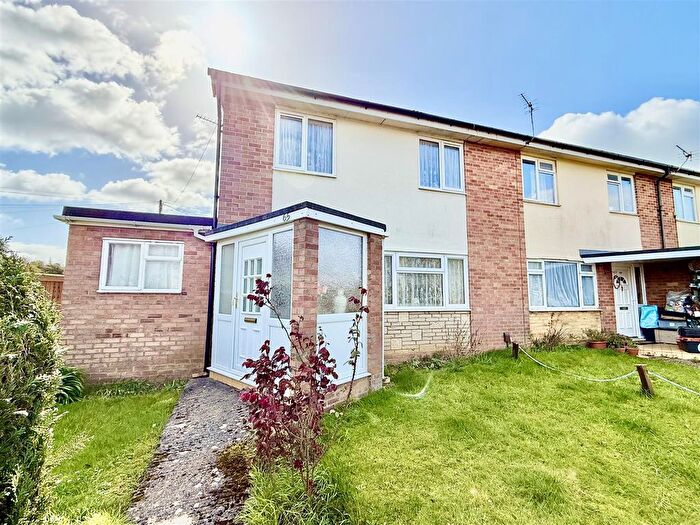3 Bedroom End Terrace House For Sale In St. Andrews Close, Wroughton, Swindon, SN4