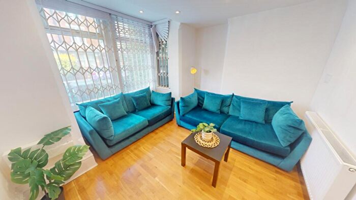 5 Bedroom Semi-Detached House To Rent In Burford Road, Nottingham, NG7