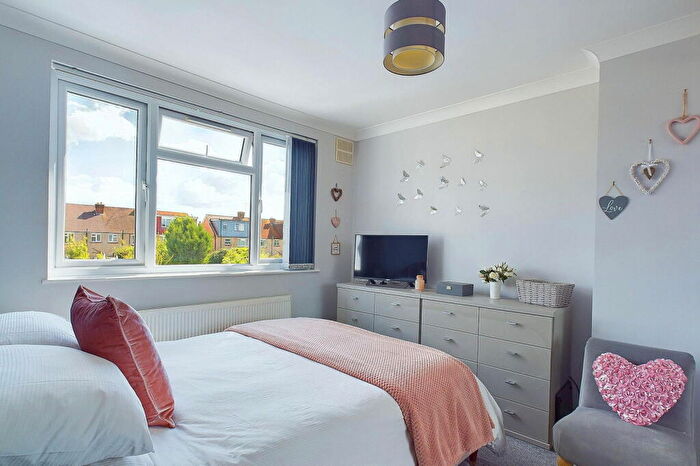 3 Bedroom Terraced House For Sale In Goldsmith Road, Worthing, BN14