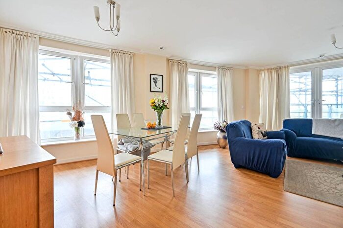 2 Bedroom Flat To Rent In Station Approach, Woking, GU22