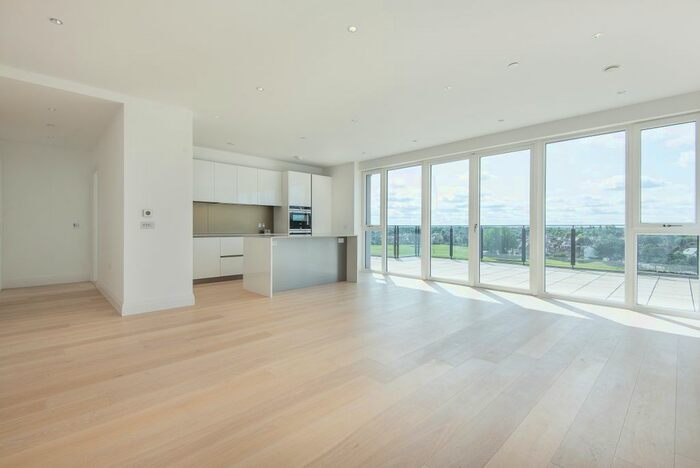 3 Bedroom Flat To Rent In Pinewood Gardens, Teddington, TW11