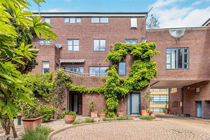 3 Bedroom Terraced House For Sale In Nelsons Yard, Camden, NW1