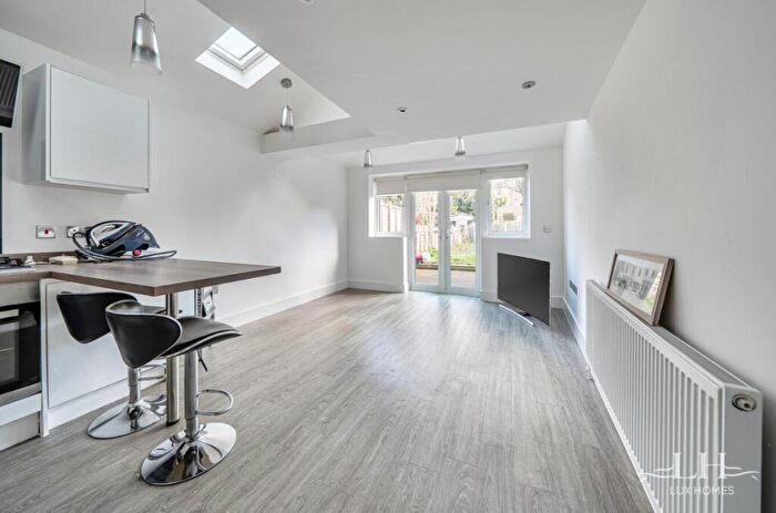 2 Bedroom Apartment For Sale In Crescent Road, Warley, Brentwood, CM14