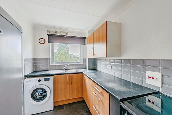 1 Bedroom Apartment For Sale In Lyndale Road, Redhill, RH1