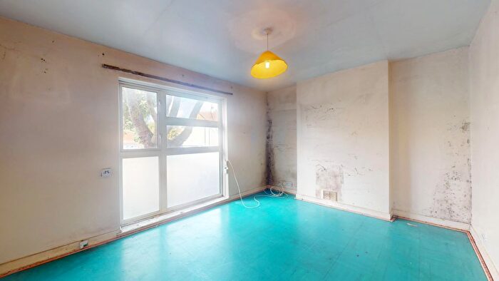 1 Bedroom Flat For Sale In Fairweather Close, Clyde Road, London, N15