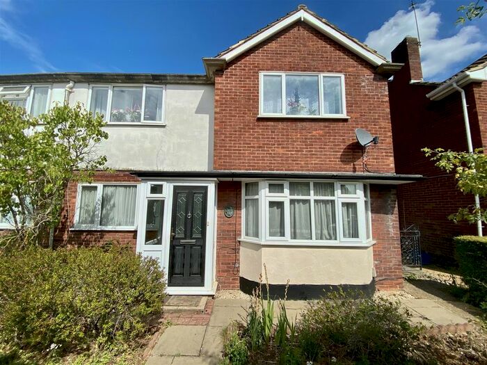 2 Bedroom Flat To Rent In Shrublands Close, Chigwell, IG7