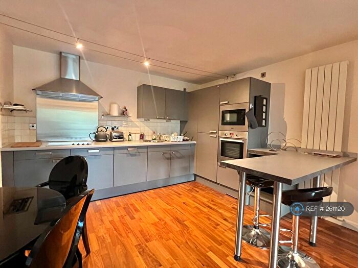 2 Bedroom Flat To Rent In Cedar Court, Prestwich, Manchester, M25