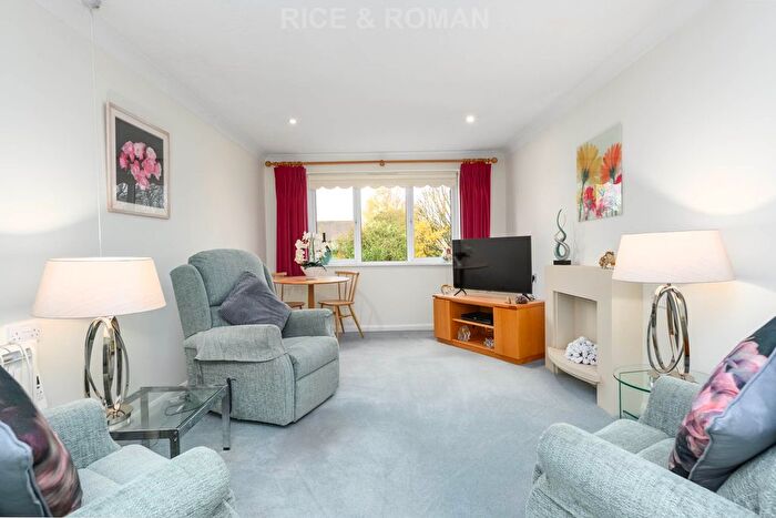2 Bedroom Flat For Sale In Royston Court, Hinchley Wood, KT10