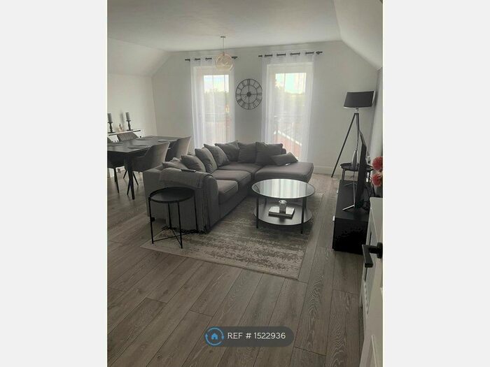 2 Bedroom Flat To Rent In The Quadrangle, Horley, RH6