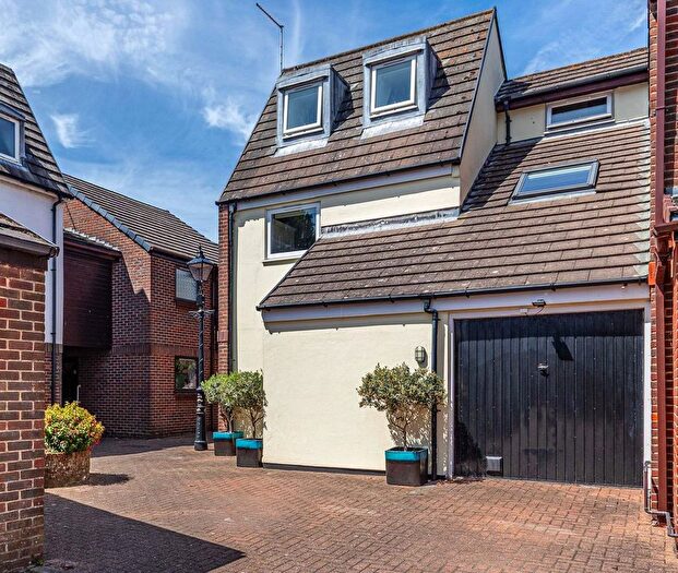 4 Bedroom Town House For Sale In Poplar Close, Poole, BH15