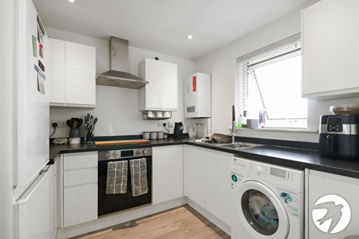 2 Bedroom Flat For Sale In Heathdene Drive, Belvedere, DA17