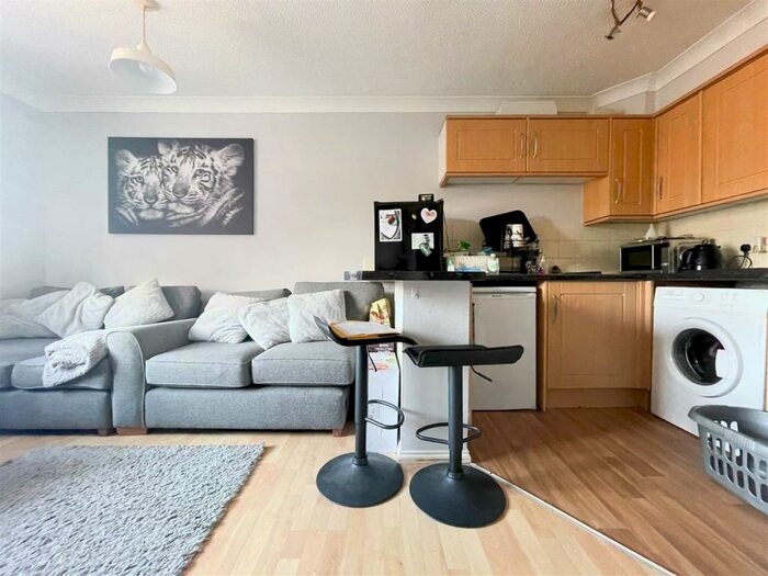 2 Bedroom Flat To Rent In Vicarage Square, West Street, Grays, RM17