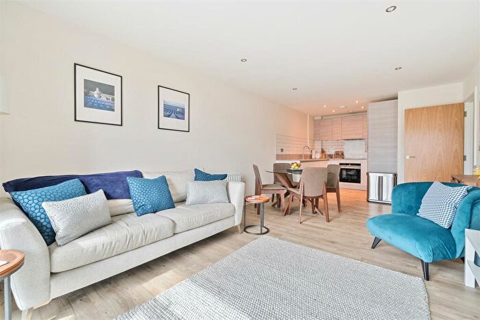 2 Bedroom Apartment For Sale In Wallingford Way, Maidenhead, SL6