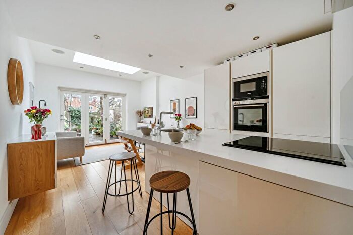 2 Bedroom Flat For Sale In Fairfield South, Kingston Upon Thames, KT1