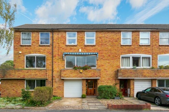 4 Bedroom Property To Rent In Gaston Bell Close, Kew, Richmond, Surrey, TW9