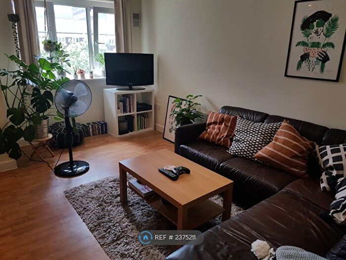2 Bedroom Flat To Rent In Crowngate House, London, E3