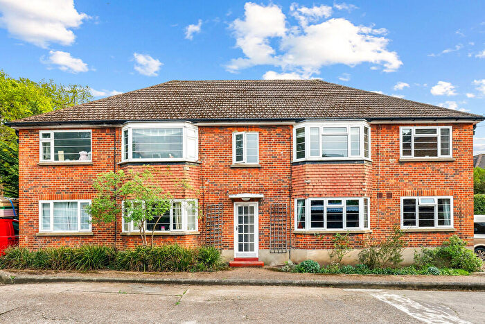 2 Bedroom Apartment For Sale In Park Gardens, Kingston Upon Thames, KT2