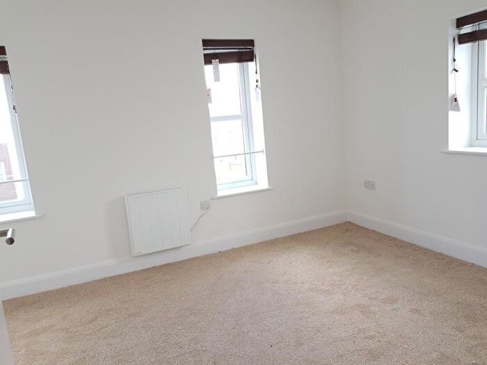 2 Bedroom End Of Terrace House To Rent In Beecroft Way, Dunstable, LU6