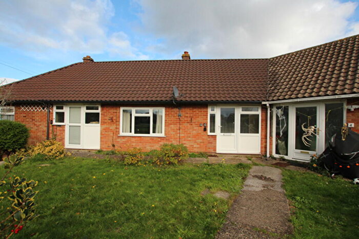 1 Bedroom Bungalow For Sale In Stoneyfield, Beenham, Reading, Berkshire, RG7