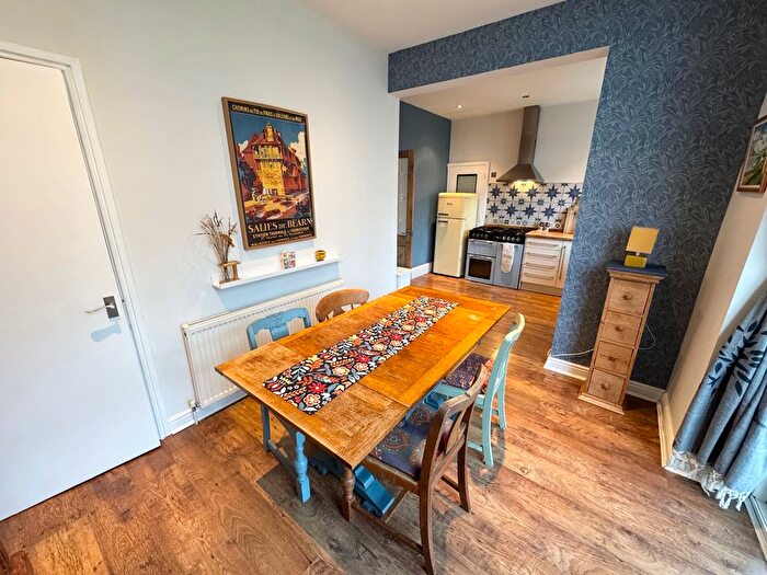 2 Bedroom Flat For Sale In Dallam Road, Shipley, West Yorkshire, BD18
