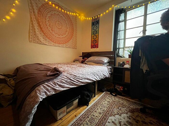 2 Bedroom Flat To Rent In Flat, - Myrdle Street, E1