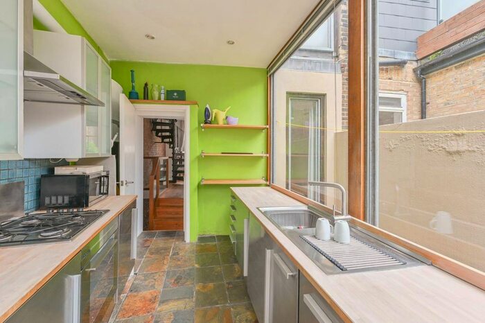 2 Bedroom Flat To Rent In Globe Road, Bethnal Green, London, E2