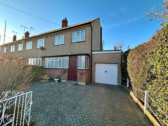 3 Bedroom End Terrace House For Sale In Patricia Gardens, Billericay, CM11