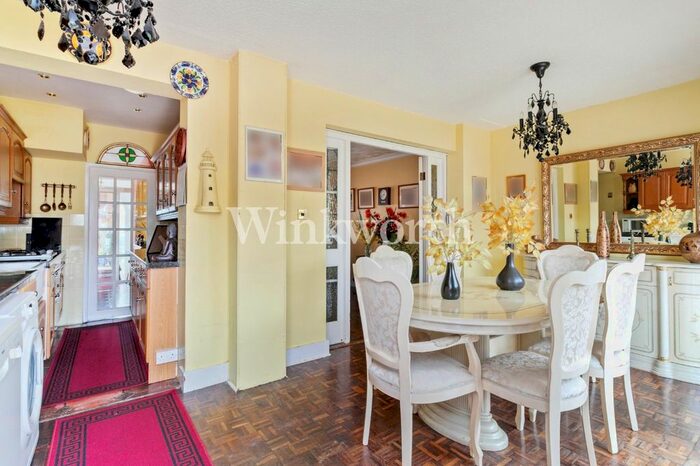 3 Bedroom Terraced House For Sale In New Park Avenue, London, N13