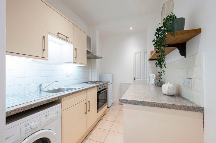 1 Bedroom Flat For Sale In Kingston Road, Raynes Park, SW20