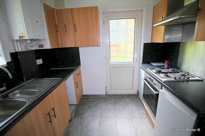 2 Bedroom Flat To Rent In Lincoln Court, Chinbrook Road, Grove Park, SE12
