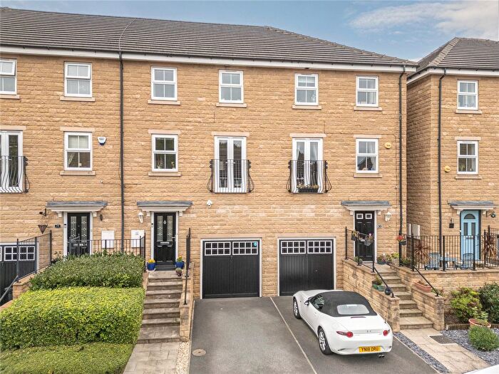 4 Bedroom Terraced House For Sale In Jilling Gardens, Dewsbury, WF12