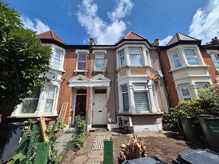 2 Bedroom Flat To Rent In Park Avenue, Barking, Essex, IG11