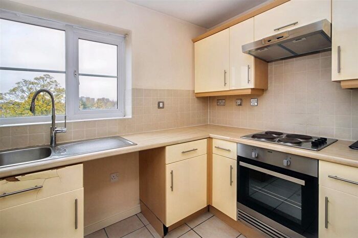 2 Bedroom Flat For Sale In Crowe Road, Bedford, MK40