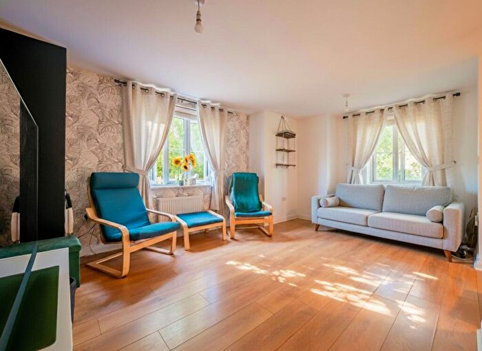 2 Bedroom Apartment For Sale In Robins Path, Benfleet, SS7