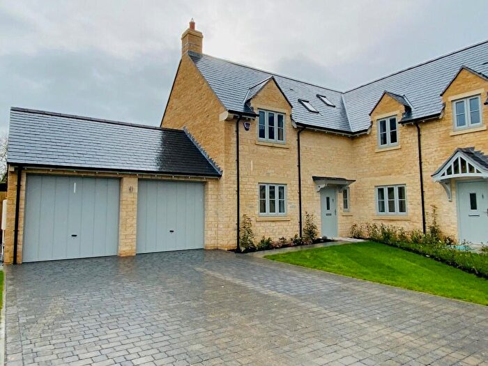 4 Bedroom Semi-Detached House To Rent In Addington Close, OX27