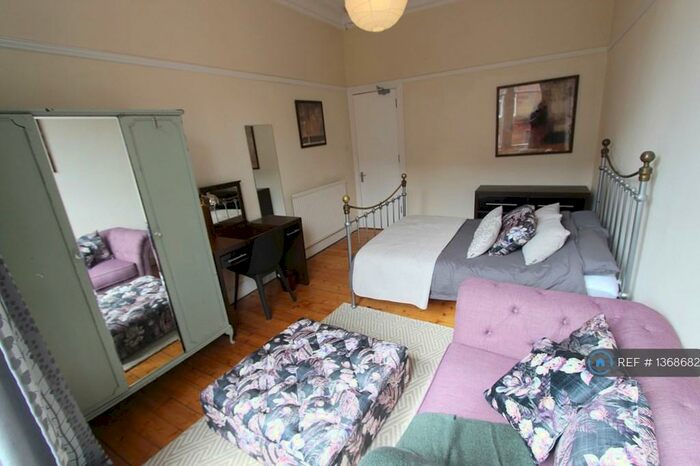 3 Bedroom Flat To Rent In Clarence Drive, Glasgow, G12