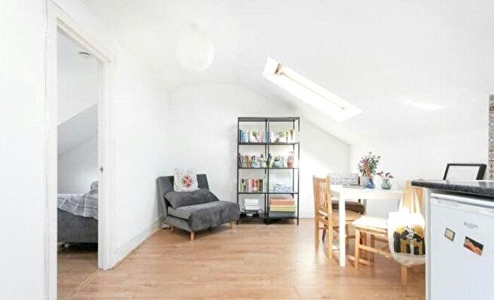 2 Bedroom Flat To Rent In Graham Road, London, E8