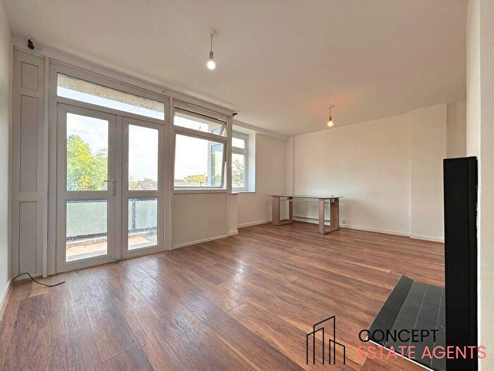 3 Bedroom Flat To Rent In Shiplake Court, Hazelhurst Road, Tooting Broadway, SW17