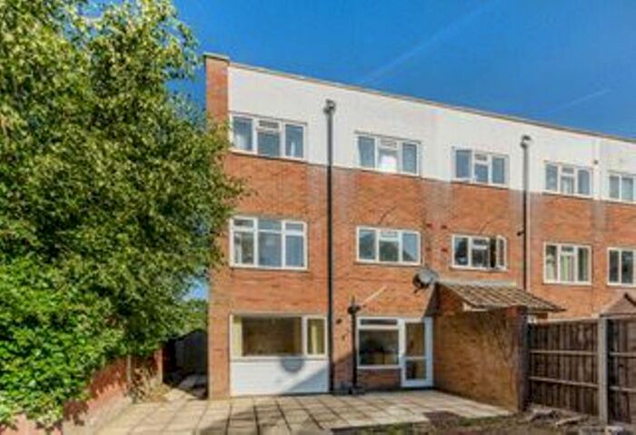 6 Bedroom Terraced House To Rent In Lindfield Gardens, Guildford, GU1