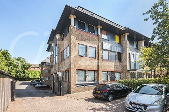 1 Bedroom Flat For Sale In Aldenham Road, Bushey, WD23