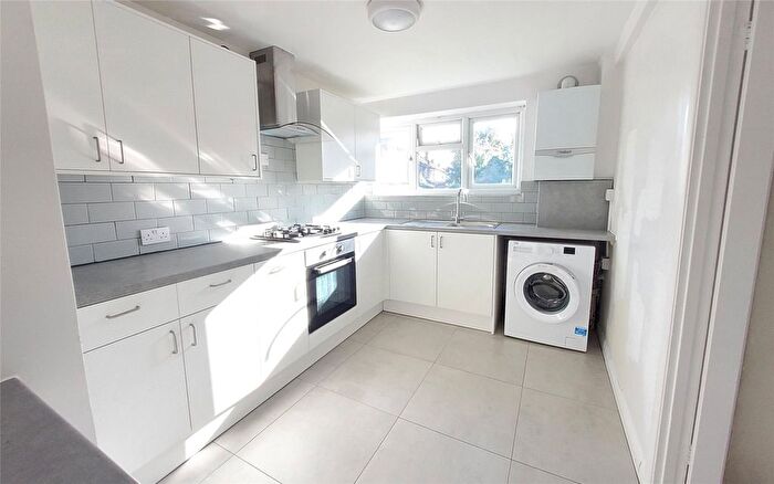 3 Bedroom Flat To Rent In Pinner View, Harrow, Greater London, HA1