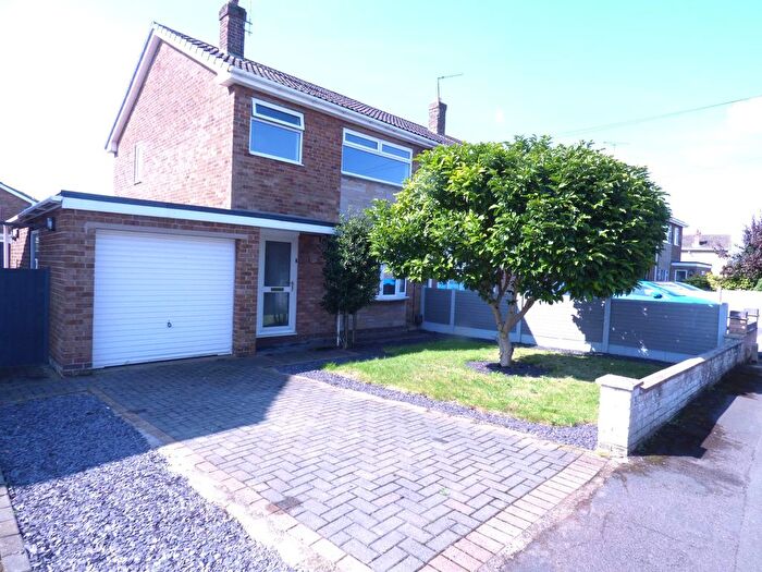 3 Bedroom Semi-Detached House To Rent In Holly Grove, Rossington, Doncaster, DN11