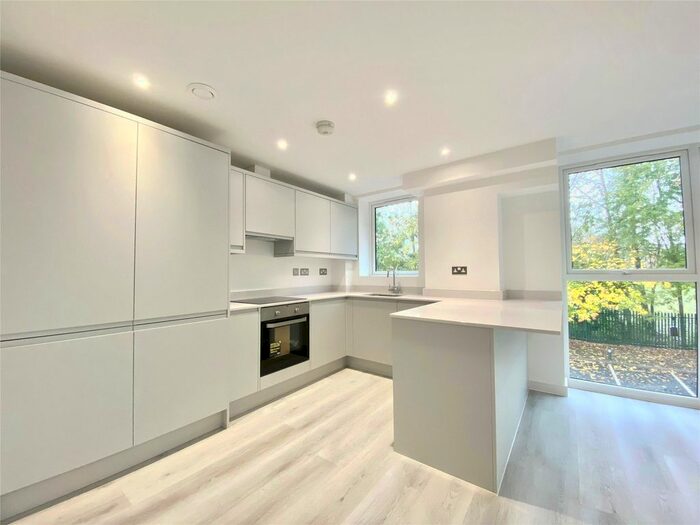 2 Bedroom Flat To Rent In Parkview House, 14 Oaklands Park, Wokingham RG41