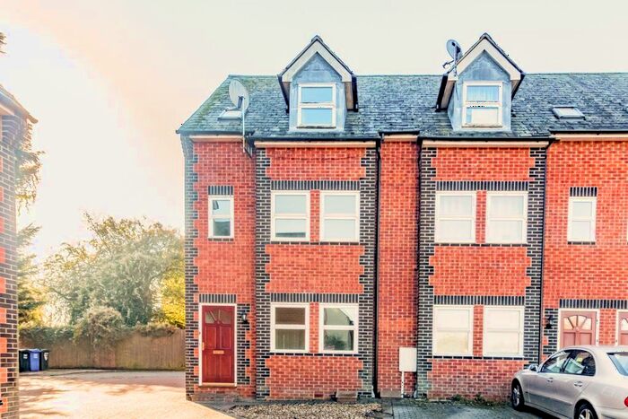 3 Bedroom Town House To Rent In Berrymoor Road, Banbury, OX16