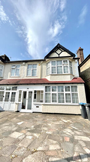 4 Bedroom Semi-Detached House To Rent In Ridge Road, N21