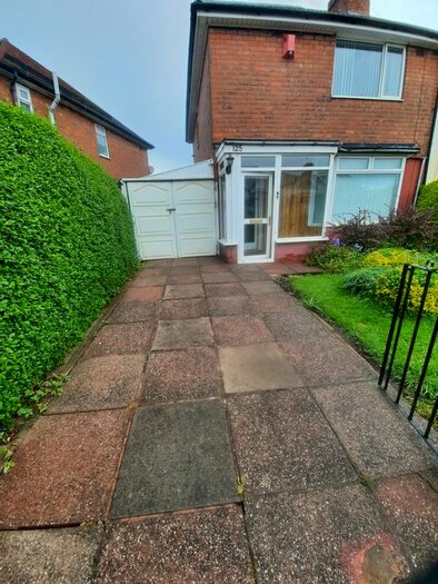 3 Bedroom Semi-Detached House To Rent In Drews Lane, Birmingham, B8