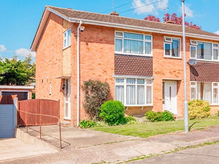 3 Bedroom Semi-Detached House For Sale In Ardley Way, Rayleigh, SS6